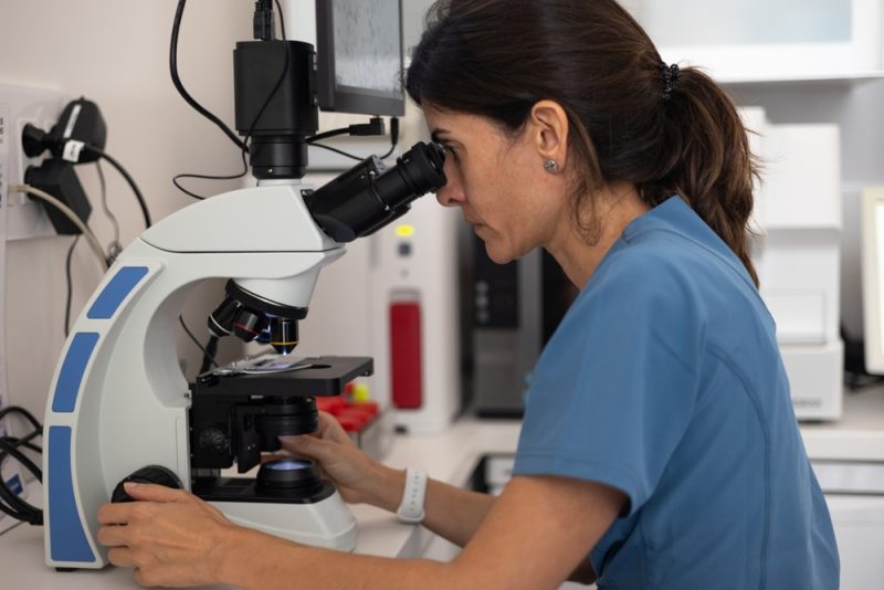 female-vet-using-microscope